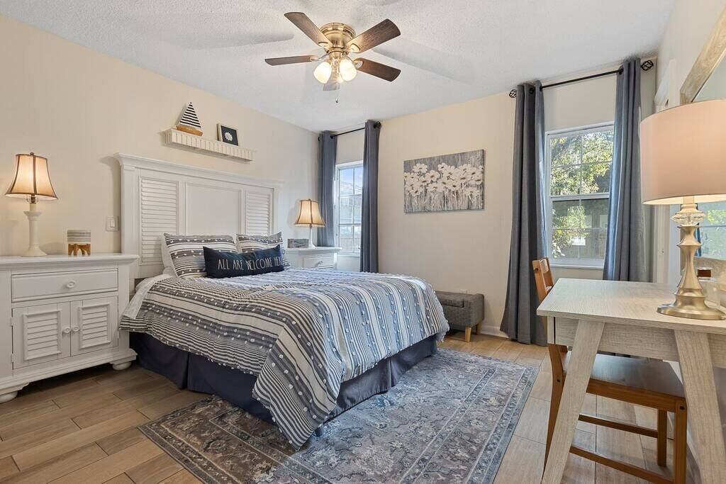 "The blue room" right side bedroom w/ private bathroom.