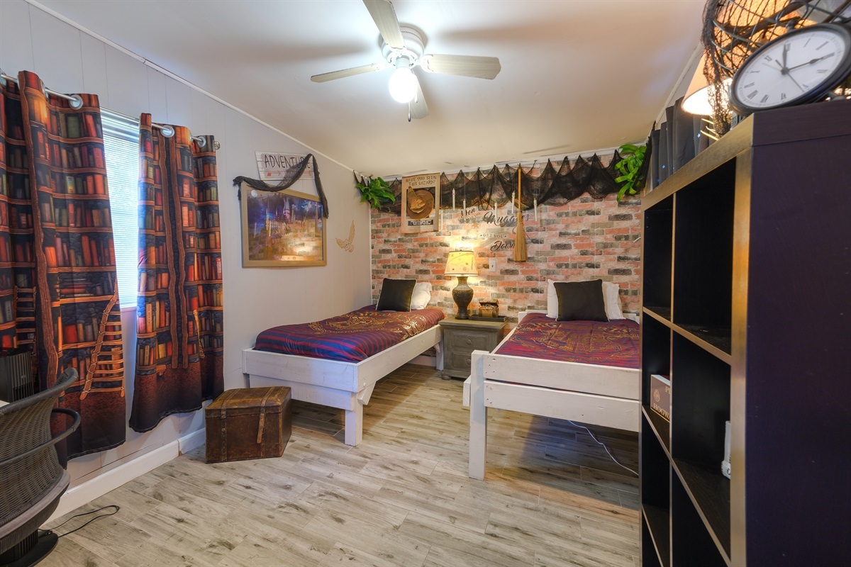 The Harry Potter Room: Two twin beds in a cozy, detached space 🪄✨