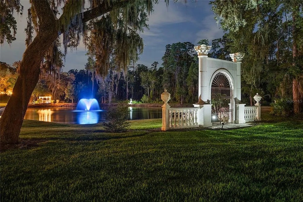 Magical fountain view at sunset&mdash;an unforgettable evening scene