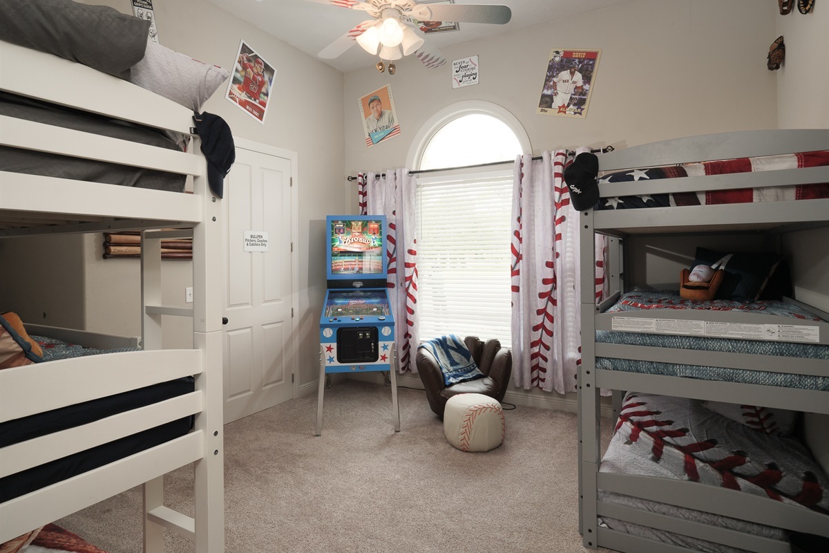 Bunk up for fun! Perfect kids&rsquo; room with twin bunks and playful d&eacute;cor