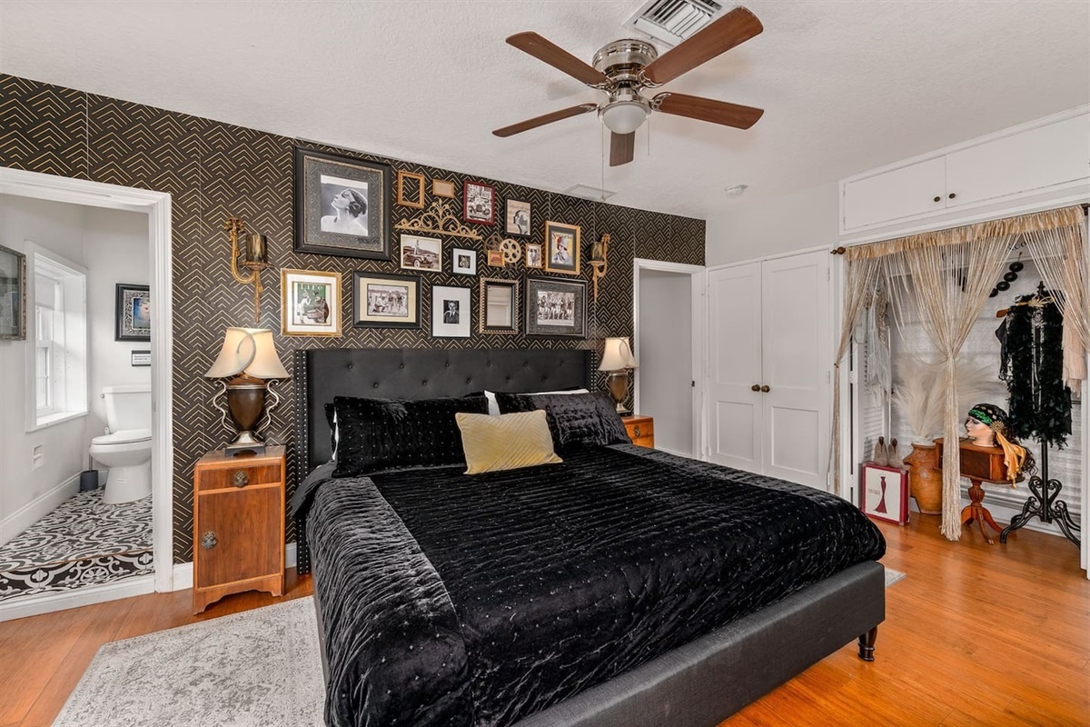 Step into The Roaring 20s Room, featuring a king-size bed, private en-suite bathroom, and timeless old-Hollywood elegance.