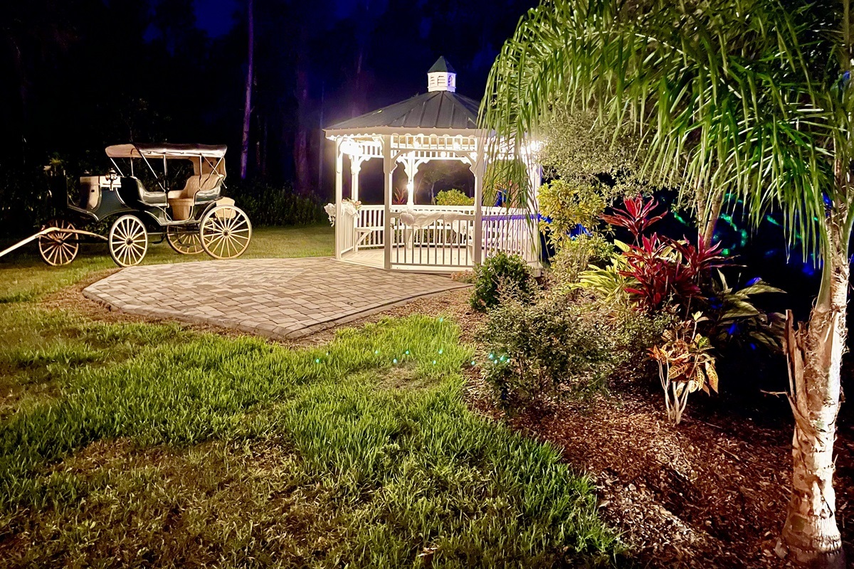 A charming gazebo that&rsquo;s picture-perfect for weddings and events.