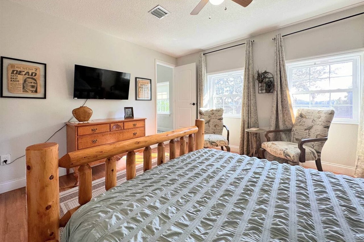 The 40s Room features a private en-suite bathroom with beautiful lake views.