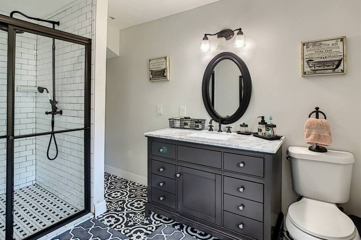 Private en-suite bathroom attached to the 40s Room for added comfort and convenience.