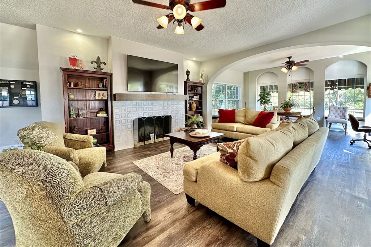 Relax in the spacious living room, ideal for family gatherings and cozy nights in.