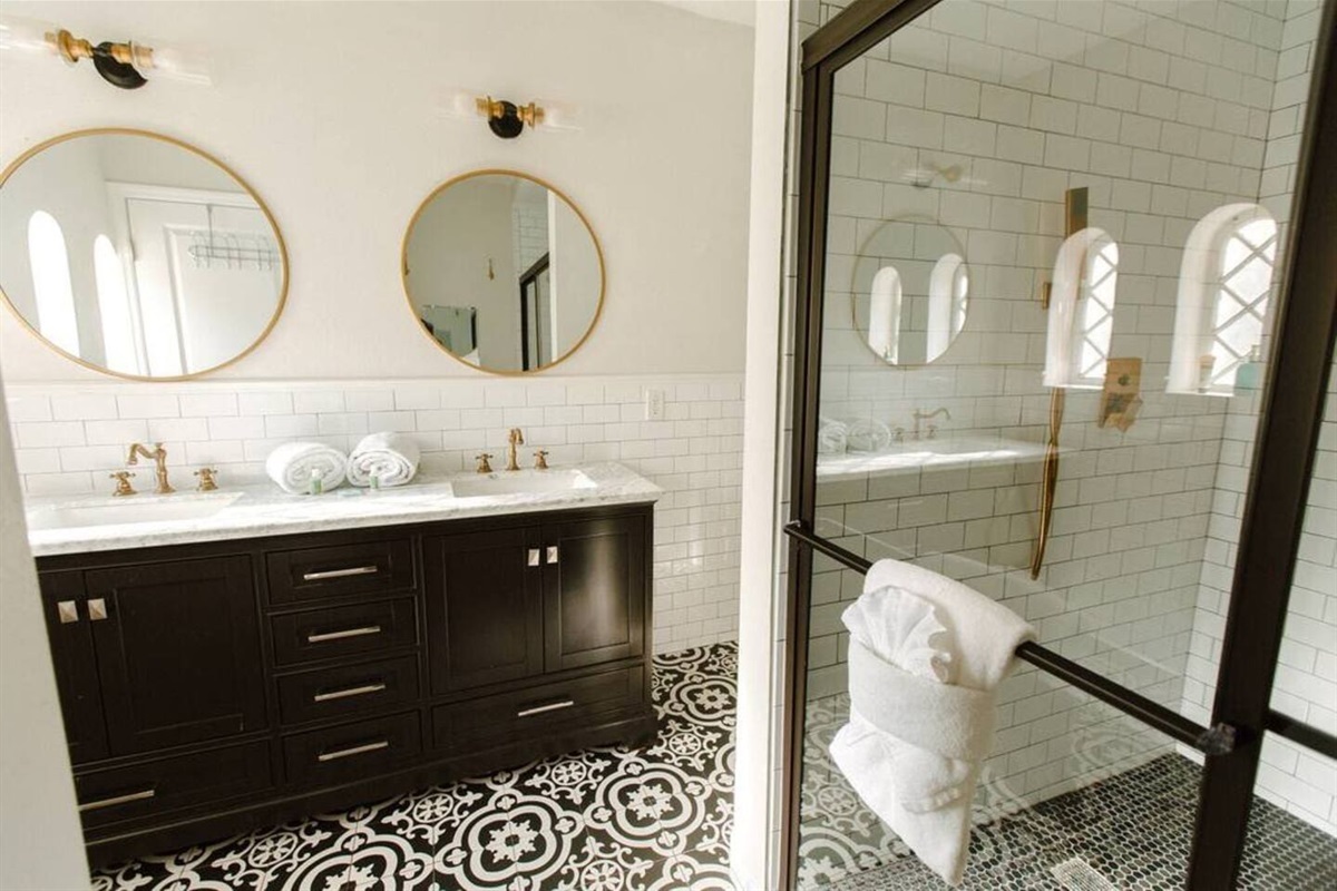 Shared bathroom conveniently located for guests staying in the 50s, 60s, and 30s themed rooms.