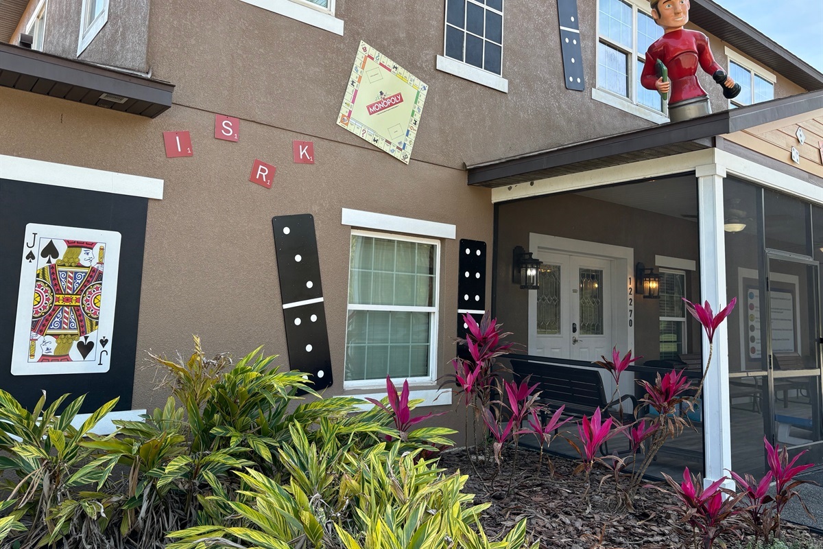 Playful exterior d&eacute;cor
