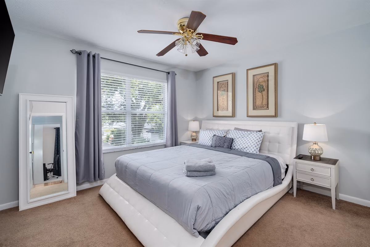 King bedroom with tropical decor in Downstairs Tropic Room at Jessamine Dream, Florida